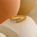 Anel Fino Ajustável com Pedras de Zircônia Banhado em Ouro 18k
