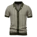 Camisa polo masculina abotoada em  verde militar com botões frontais