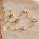 Colar com Flores de Pérola Banhado em Ouro 18k