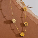 Colar com Flores de Pérola Banhado em Ouro 18k