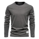 Camiseta masculina de manga longa na cor cinza escuro com modelagem básica