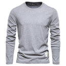Camiseta masculina de manga longa na cor cinza claro com modelagem básica