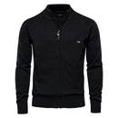 Cardigan masculino preto de tricô com gola alta e zíper