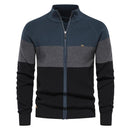 Cardigan masculino tricolor com listras em azul, cinza e preto com zíper e gola alta