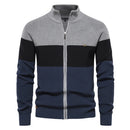 Cardigan masculino tricolor com listras em cinza, preto e azul jeans com zíper e gola alta