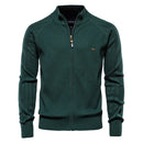 Cardigan masculino verde de tricô com gola alta e zíper