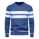 Suéter masculino azul escuro com textura geométrica e listras brancas horizontais