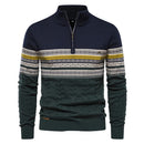 Suéter masculino com estampa nórdica, gola alta com zíper, nas cores, azul-marinho e verde com detalhes brancos.