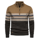 Suéter masculino com estampa nórdica, gola alta com zíper, nas cores cáqui e cinza escuro com detalhes brancos
