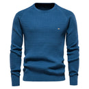 Suéter masculino azul com textura quadriculada e gola redonda em tricô