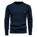 Suéter masculino azul marinho com textura quadriculada e gola redonda em tricô