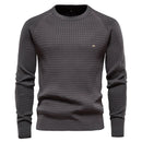 Suéter masculino cinza escuro com textura quadriculada e gola redonda em tricô