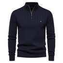 Suéter masculino azul marinho com gola alta e zíper – tricô canelado com textura vertical