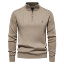 Suéter masculino cáqui com gola alta e zíper – tricô canelado com textura vertical